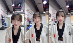 一级运动员正在踢腿