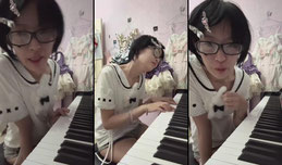 莓莓奶兔正在无美颜直播化妆