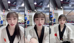 一级运动员正在踢腿