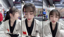 一级运动员正在踢腿